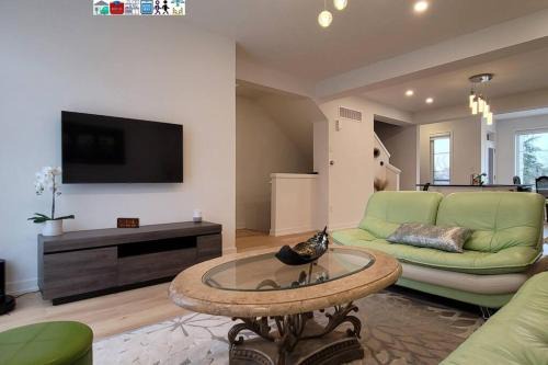 Chic 3 Bedroom w/ parking, EV charger