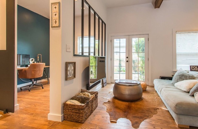 Chic 3 bedrooms and Office Townhouse in Bouldin, Central Austin. Walk to SoCo!
