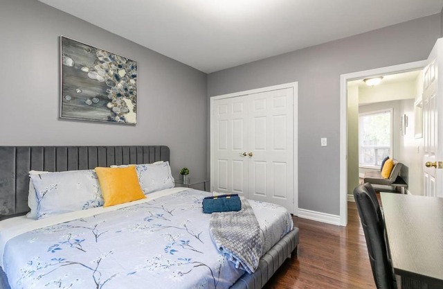 Chic 3BR apartment in Queen West, Downtown Toronto