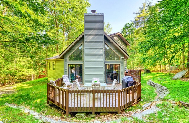 Chic 3BR | Gas Fire Pit | Arcade | Deck