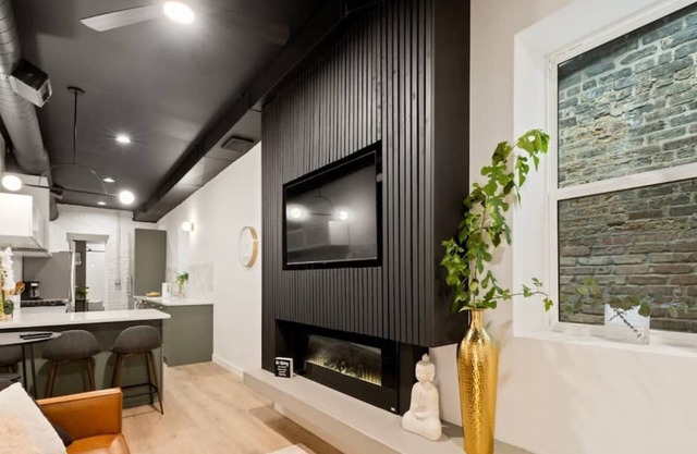 Chic 4-Bedroom Haven: Designer's Dream Home