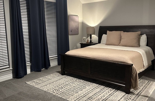 Chic 4-bedroom house with AC and WiFi in welcoming Forney