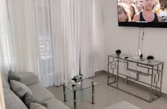 Chic Apt with Pool near Nightlife & Supermarkets