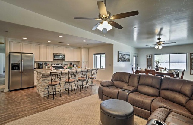 Chic and Modern Havasu Home Walk to London Bridge!