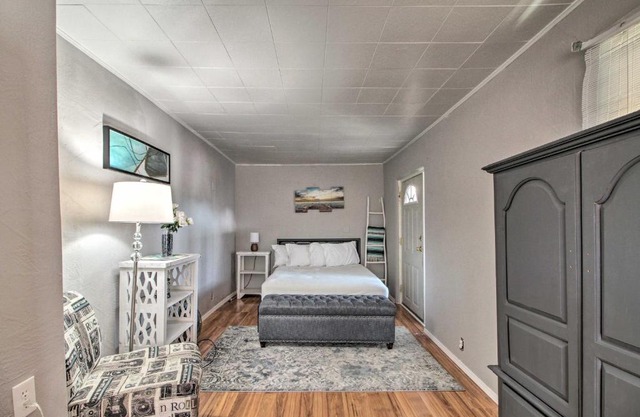 Chic and Unique Albuquerque Apt 2 Mi to Dtwn!