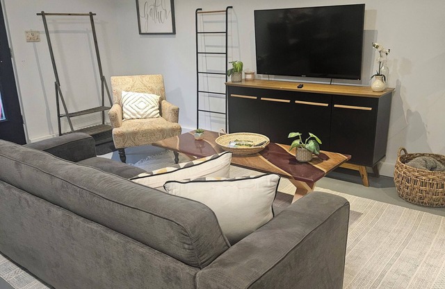 Chic apartment with AC and WiFi in serene Orillia