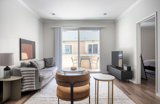 Chic Beverly Hills 1BR w/Gym, nr Groceries & Shopping, by Blueground