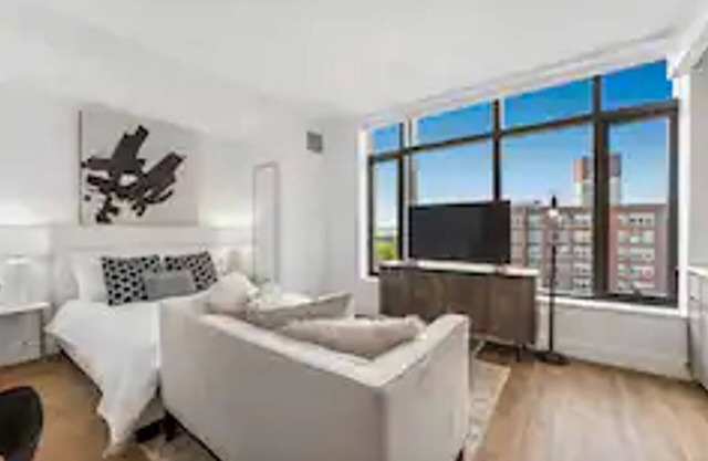 Chic Brooklyn Studio: Your Home Away from Home