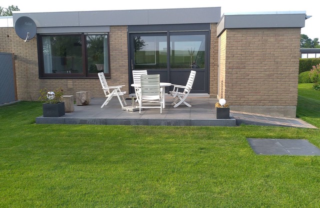 Chic bungalow (renovated in 2018) directly on the dike to the IJsselmeer/beach