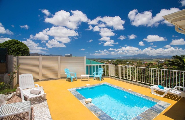 Chic Bungalow: Sea & Mountain View (Orange)