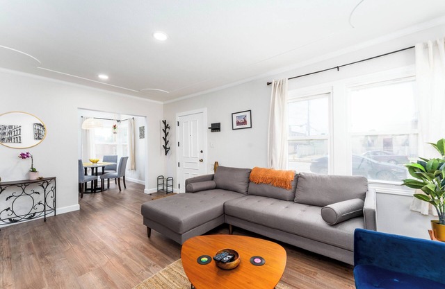 Chic Bungalow Steps from SoFi, Kia Forum, & LAX