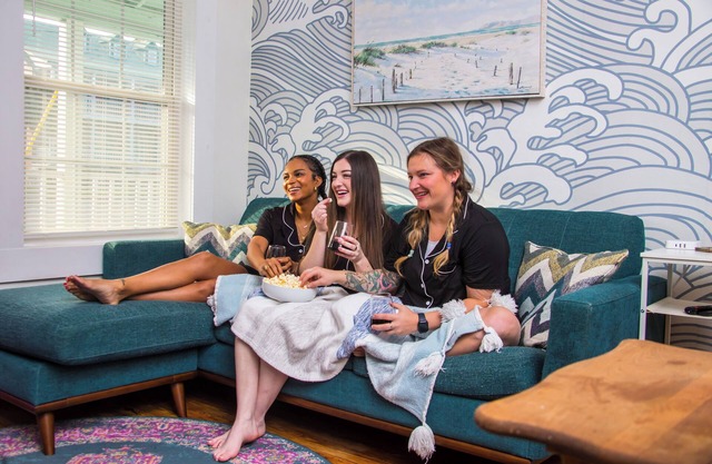 Chic & Central <10 to beach- Bubbles & WFH Ready!