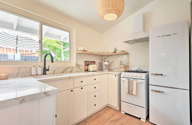 Chic & Central Ventura Home - Walk to Beach!