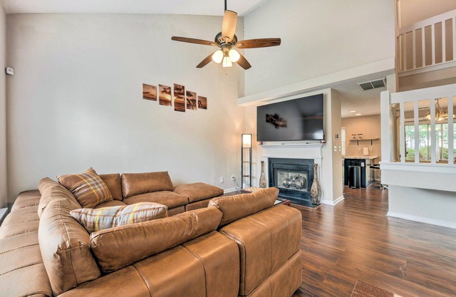 Chic Charlotte Townhome w/Community Pool