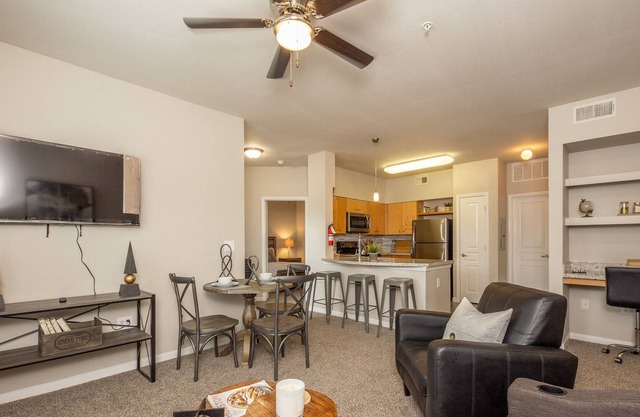 Chic City Apartment: Gym, Pool, Patio, BBQ, & More