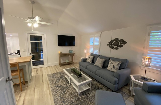 Chic cottage, Vamo area, close to beaches, pet friendly, kayaks