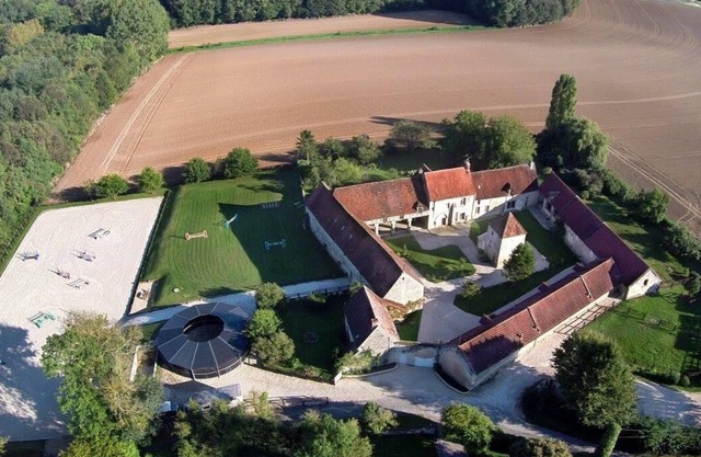 Chic country house in the heart of a 13th-century manor house and show jumping stable