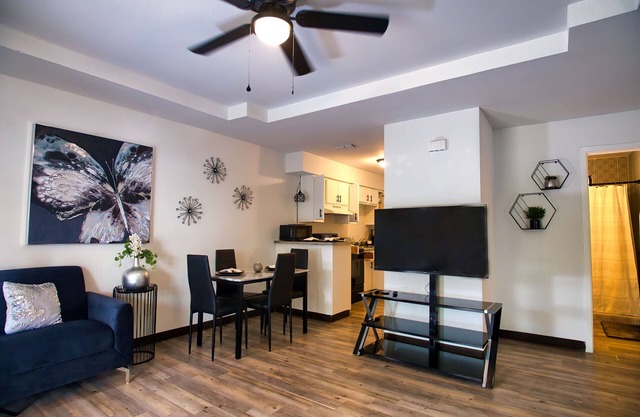 Chic & Cozy 2 bedroom/1 bathroom - RATED BEST