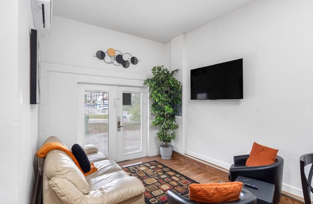 Chic & Cozy Spot Prime Location Near It All