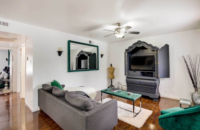 Chic Dallas Condo w/Pool, Walk to Knox Street!