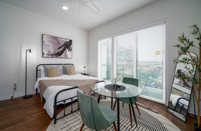 Chic Downtown Studio Oasis w/Private Balconyn