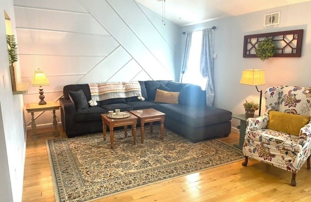 Chic en suite 2 bedroom corporate apartment in N. Knox/Powell with WiFi, AC