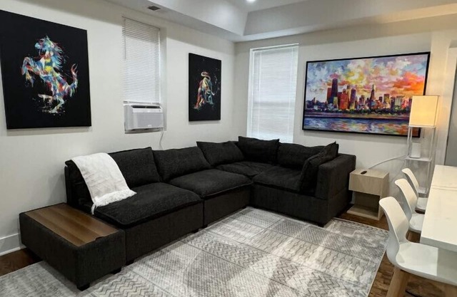 Chic Euro City Getaway- Close to Downtown