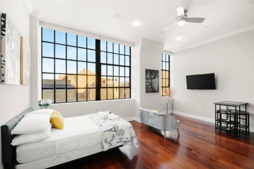 Chic Flat W Rooftop Pool & Gym