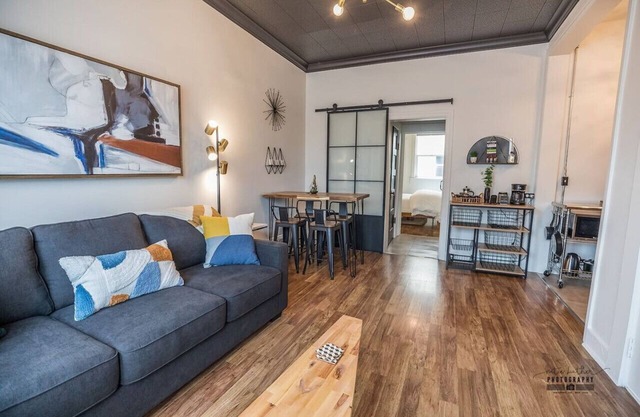 Chic Getaway Downtown Hub Luxe Linens Near Transit