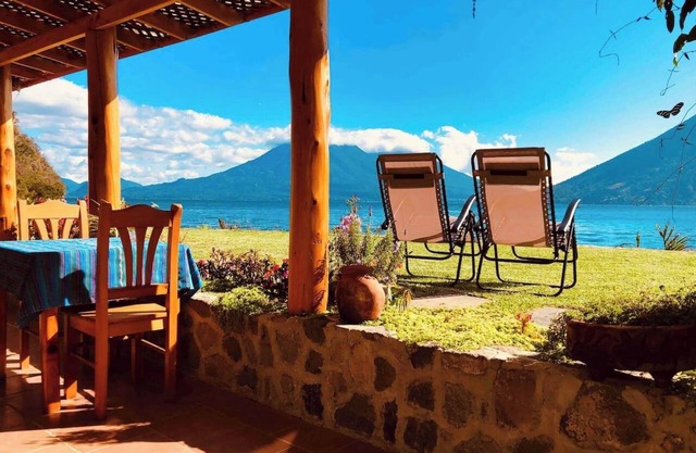 Chic Lakefront Retreat: Casa Mariposa Atitlán