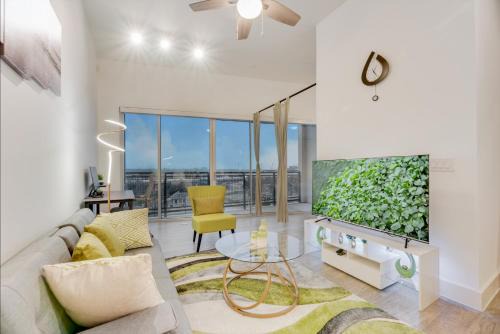 Chic loft style 2BR I Gym I Parking I Workspace