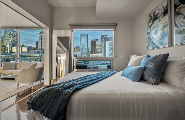 Chic Luxe 2BD + Free Parking-Central Downtown Gem