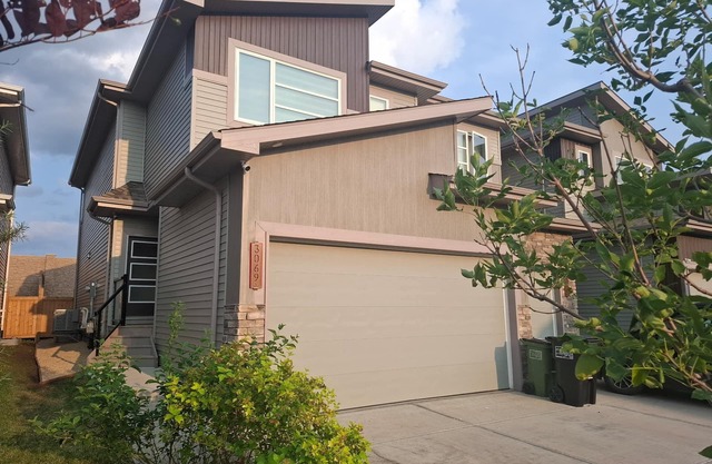 *Chic Modern 4BDRM Home- 2 King Bed,2 living room*