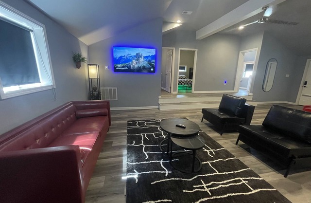 Chic & Modern Stay walking distance to restaurants, bars and shops!