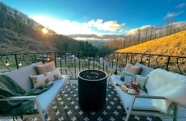 Chic Mountain Stay w/3 Full Suites, Gorgeous Mountain Views & Private Day Spa