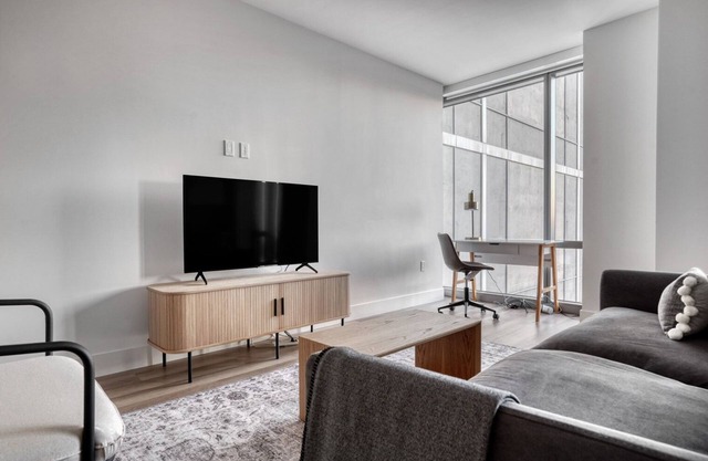 Chic Oakland 1BR w/Gym, Pool & Coworking, walk to BART, by Blueground