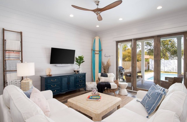 Chic Private Home, Large Private Pool, Carriage House & 6 seat Golf Cart!