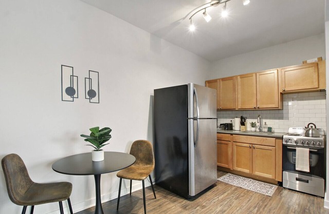 Chic Retreat: Cozy 1BR Apartment