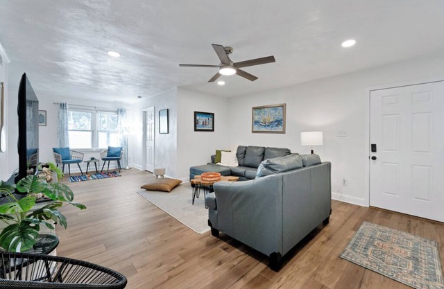 Chic’s Beach 2BR Home 30+ Day Stay Pet-Friendly