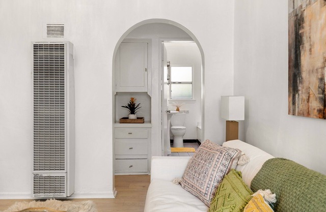 Chic Santa Monica 1BR Cottage with Parking and Washer&Dryer