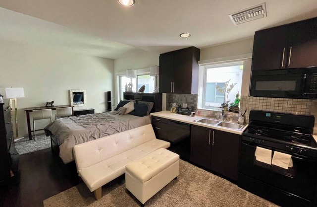 Chic studio with AC, WiFi in Santa Monica