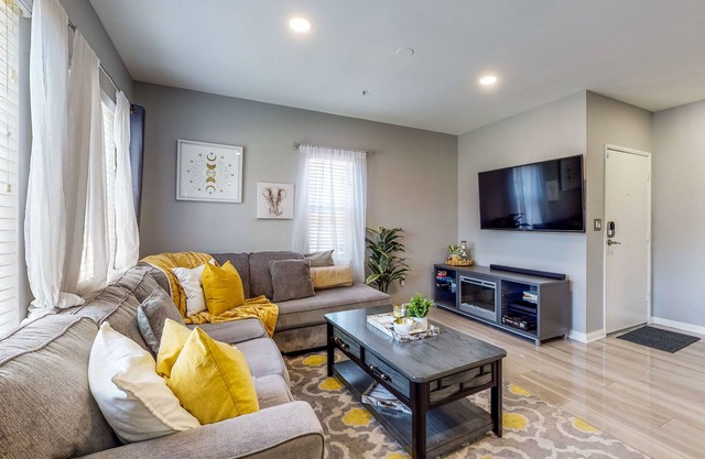 Chic Three-Tier Townhome in Gated Community - Near LAX, SoFi Stadium, DTLA