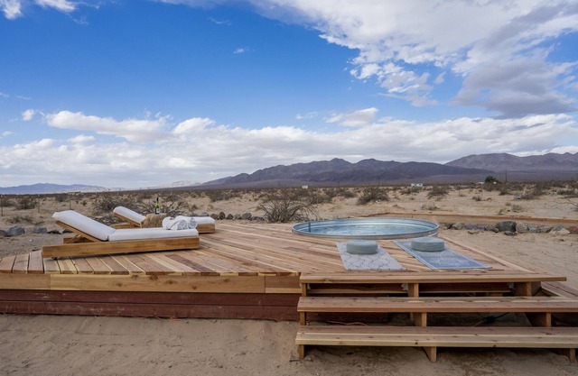 Chic View Retreat by Joshua Tree Park. Pool w JET