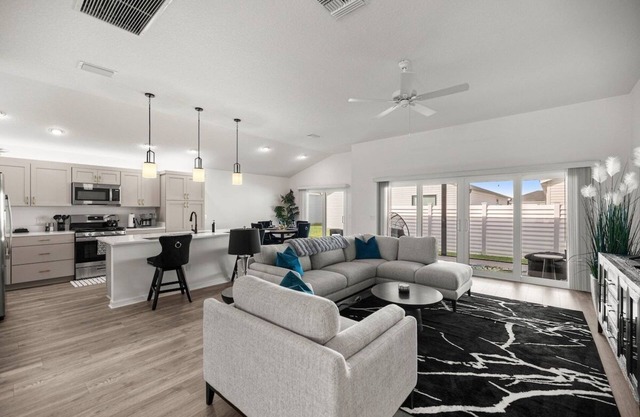 Chic Villages 3BR | King Suite | Patio & Golf Cart