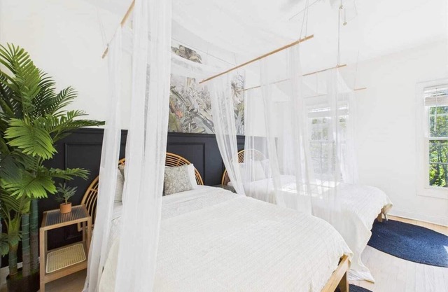 Chicago 4 BR 3 BA, Office + 5 GB internet speed, free street parking, 2 Decks near Wicker Park