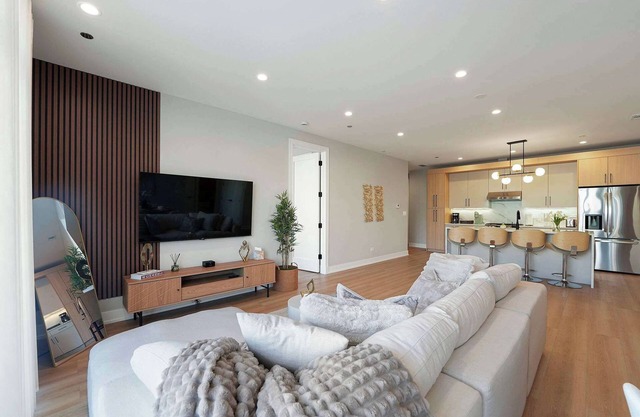 Chicago Modern Condo 2BR2BA, Balcony, Free Park