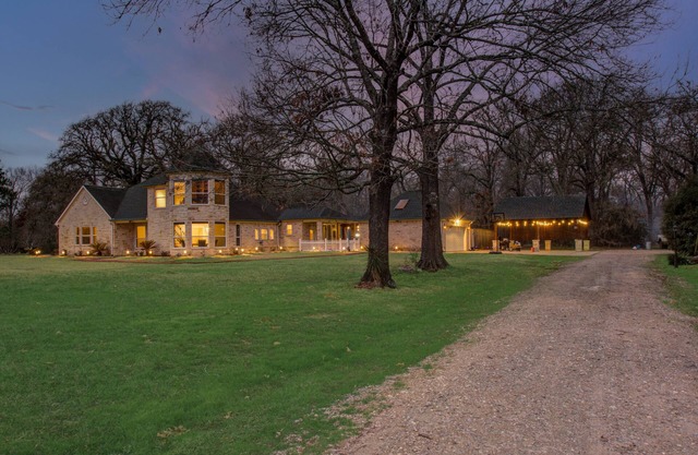 Chick & Modern Getaway Ranch - Lake Livingston View!