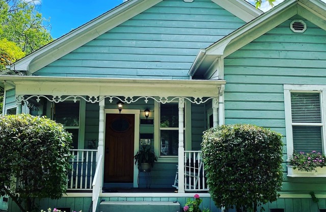 Chico Charmer steps away from downtown, Chico State, & Lower Bidwell Park