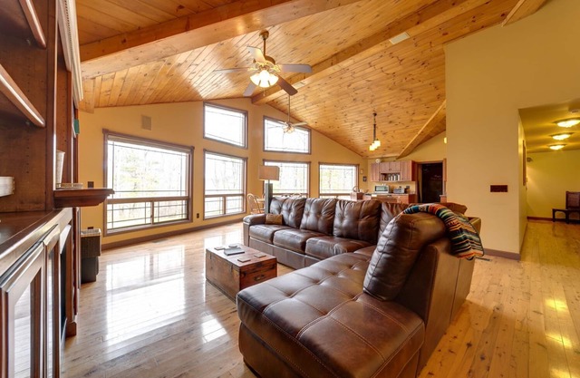 Chimney Mountain Chalet - Spacious Pet Friendly Chalet for the Whole Family