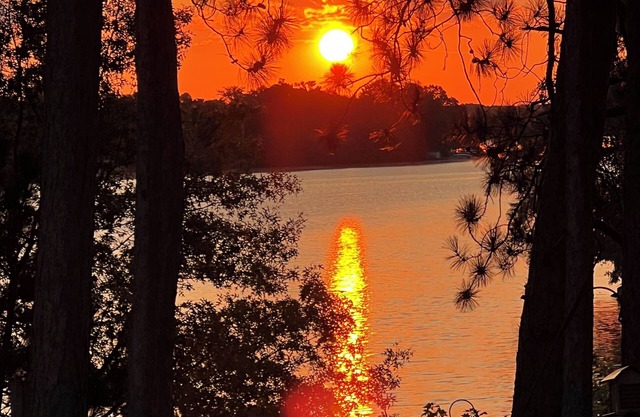 🔥 Chippewa Falls Lakefront. Lake Wissota Sunsets. Family & Work Stays ·Fire Pit